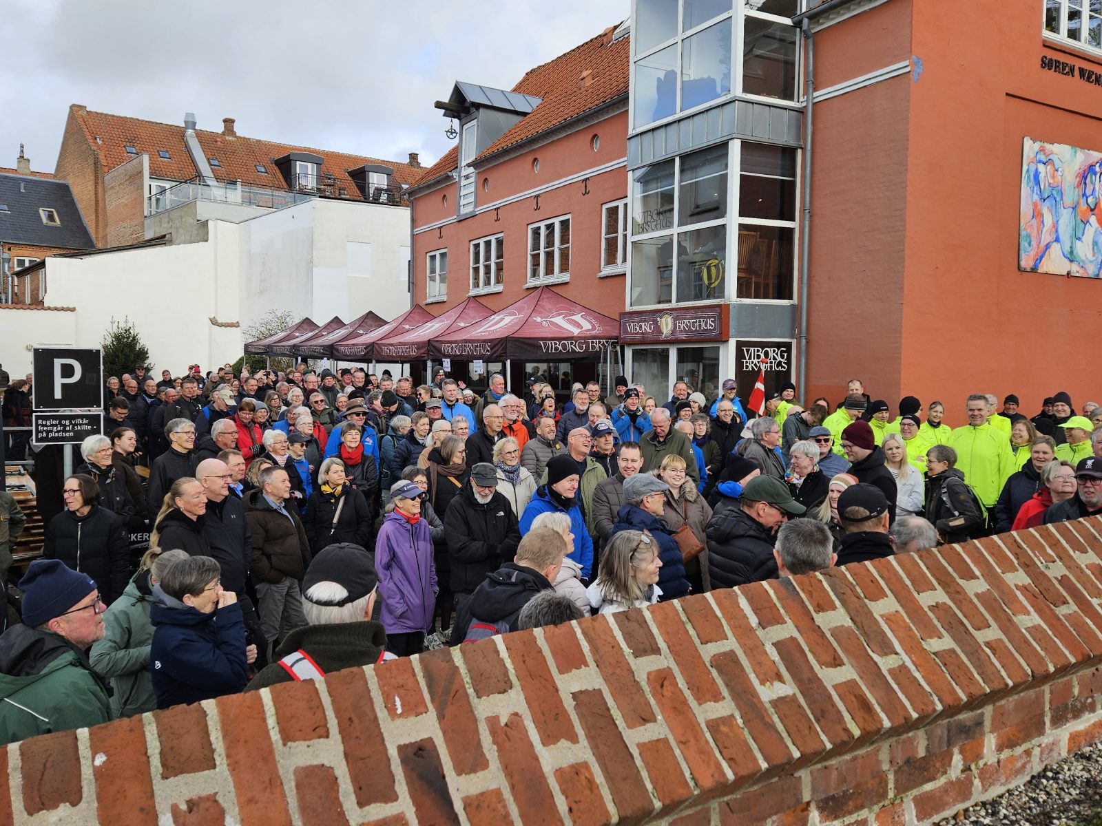 Folk venter på de får lov at gå på bryggermarchen